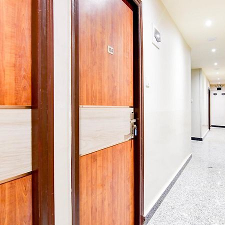 Super Townhouse Kaikhali Near Airport Hotel Колката Екстериор снимка