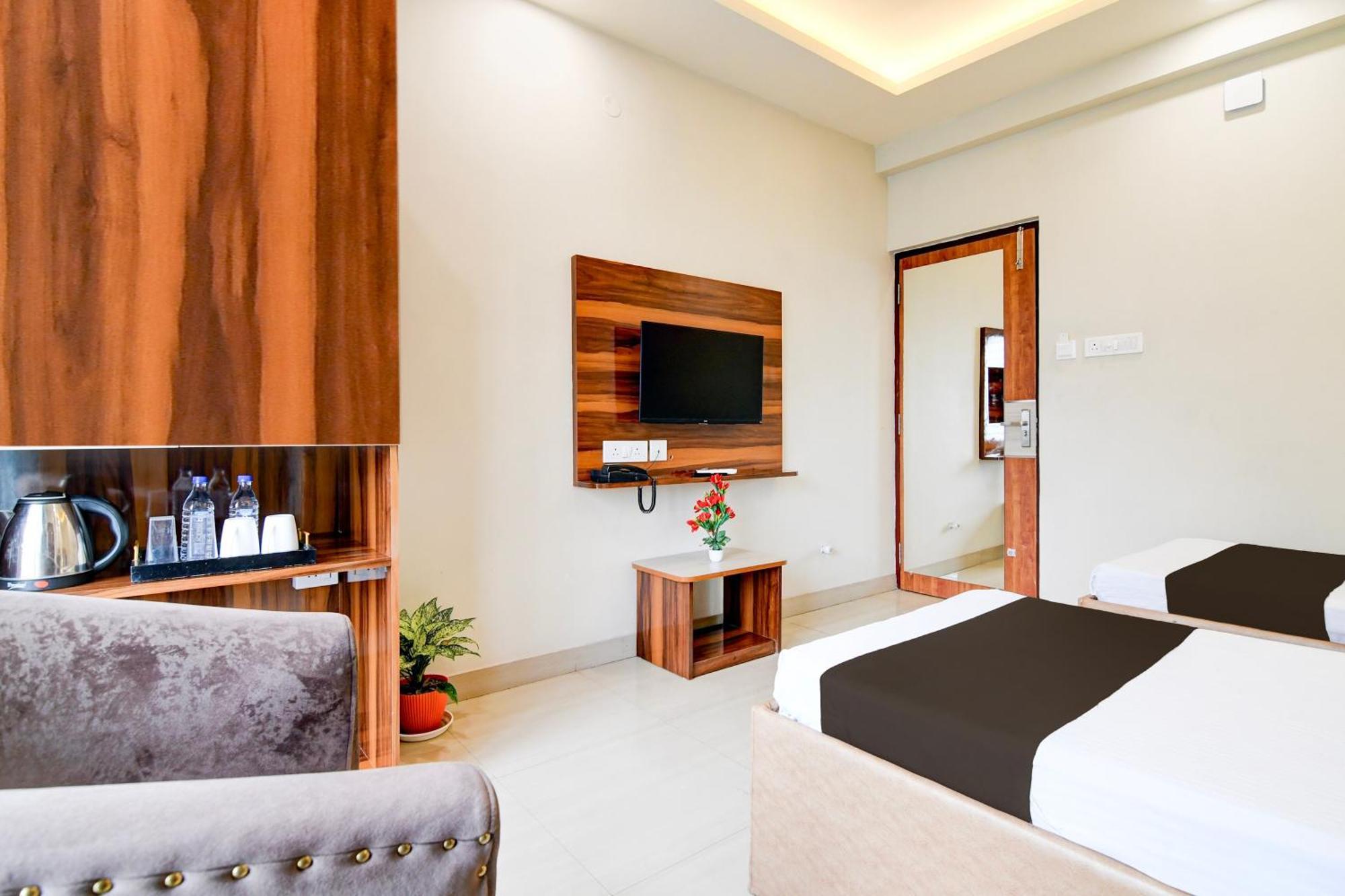 Super Townhouse Kaikhali Near Airport Hotel Колката Екстериор снимка