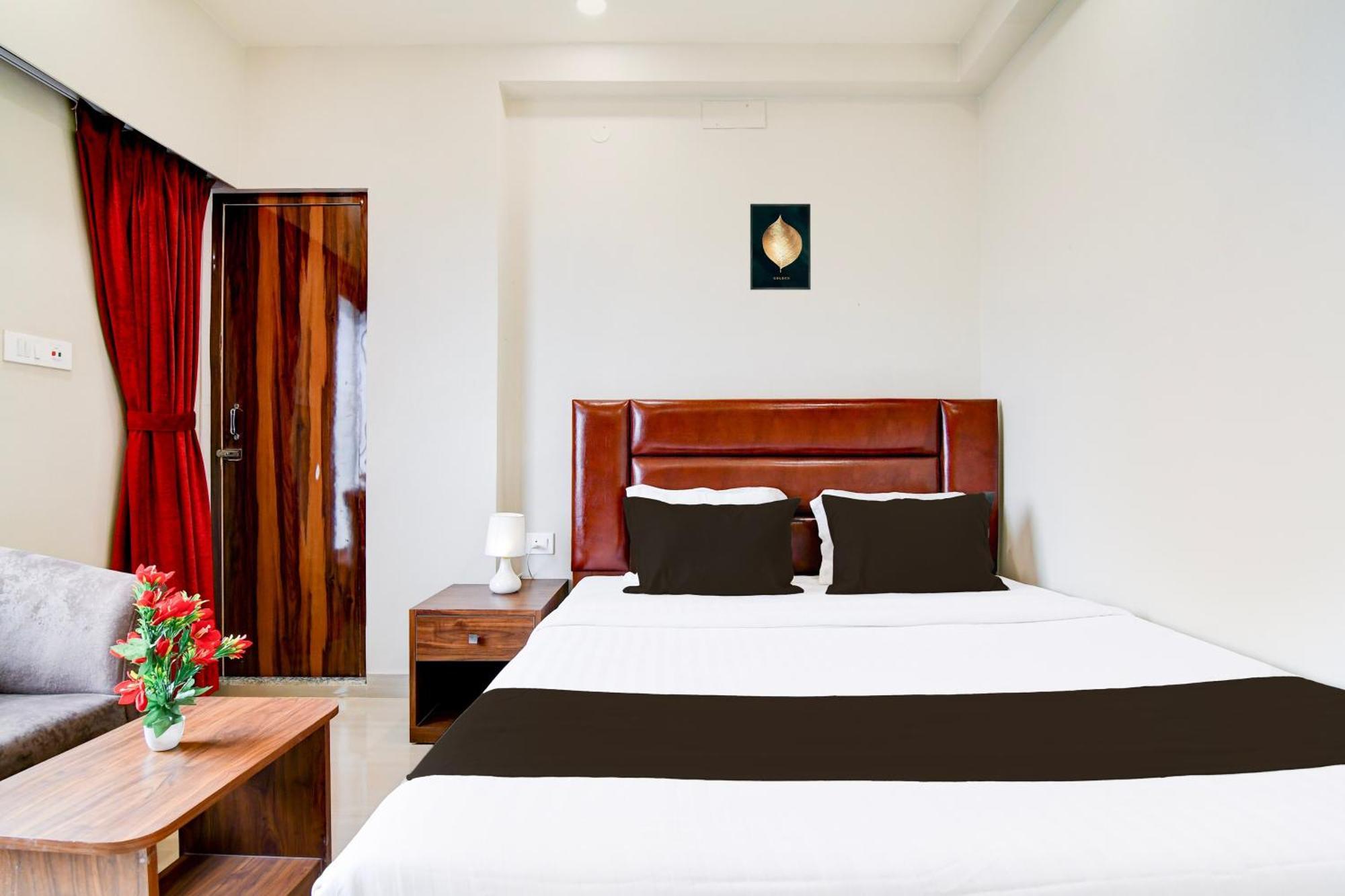 Super Townhouse Kaikhali Near Airport Hotel Колката Екстериор снимка