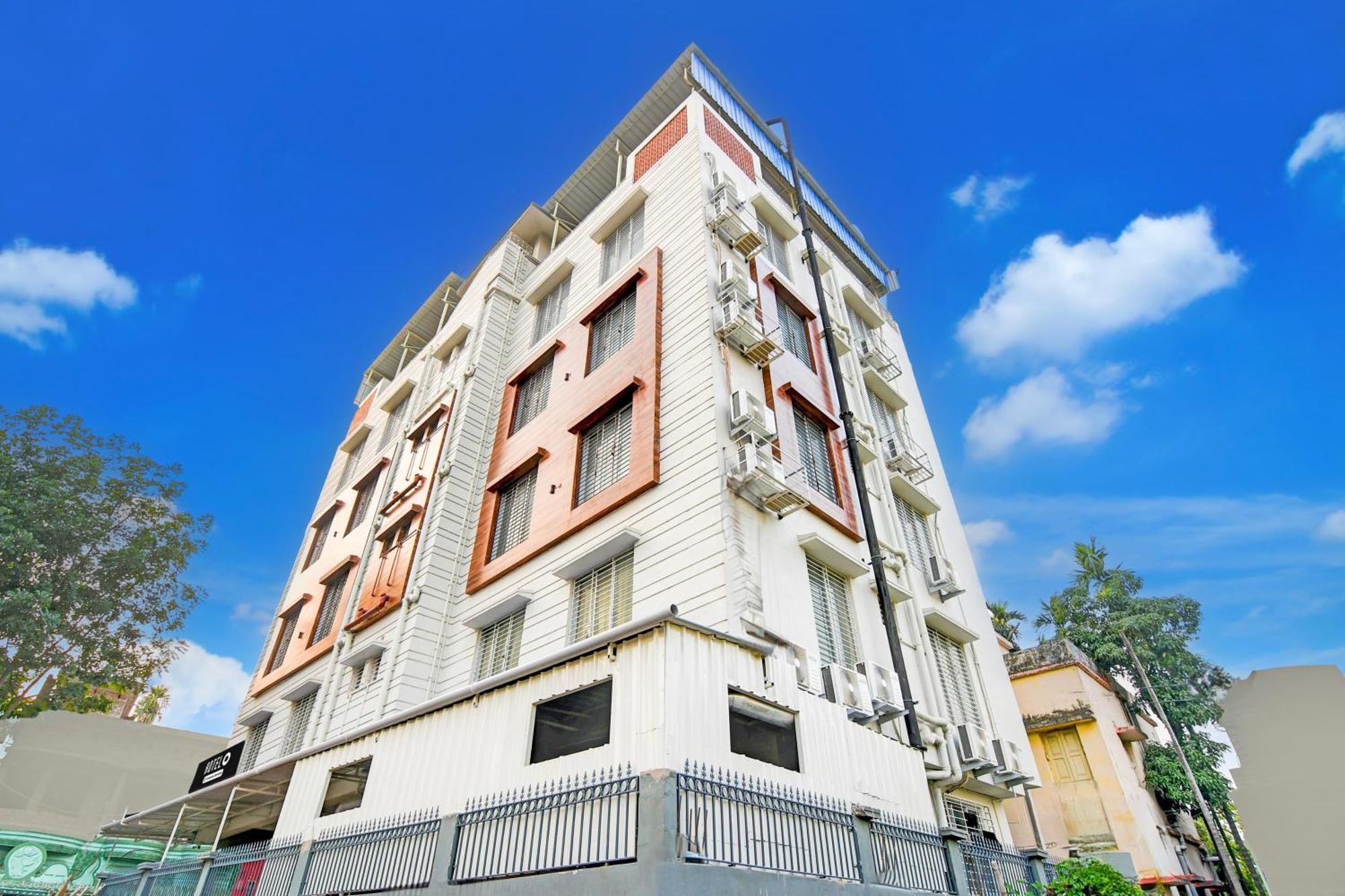Super Townhouse Kaikhali Near Airport Hotel Колката Екстериор снимка