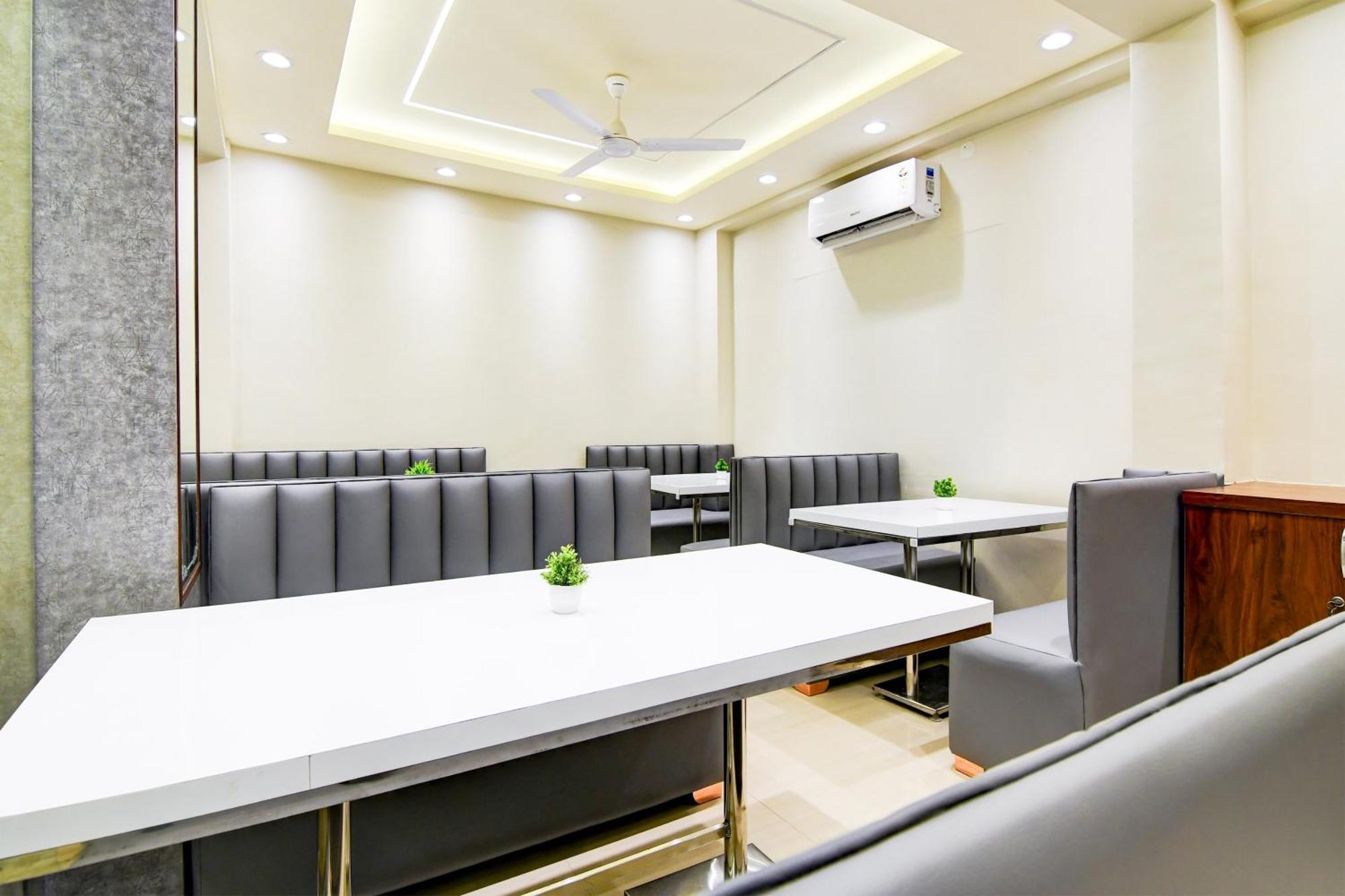 Super Townhouse Kaikhali Near Airport Hotel Колката Екстериор снимка