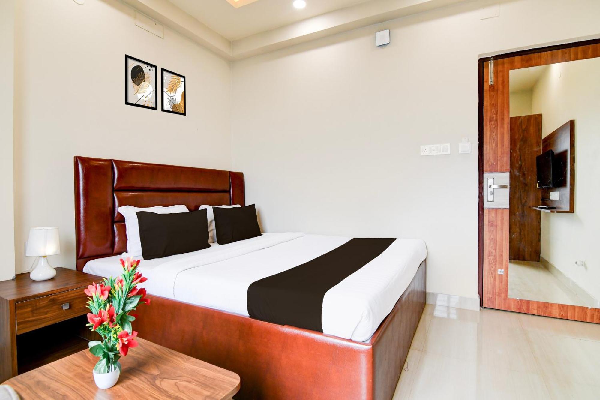 Super Townhouse Kaikhali Near Airport Hotel Колката Екстериор снимка