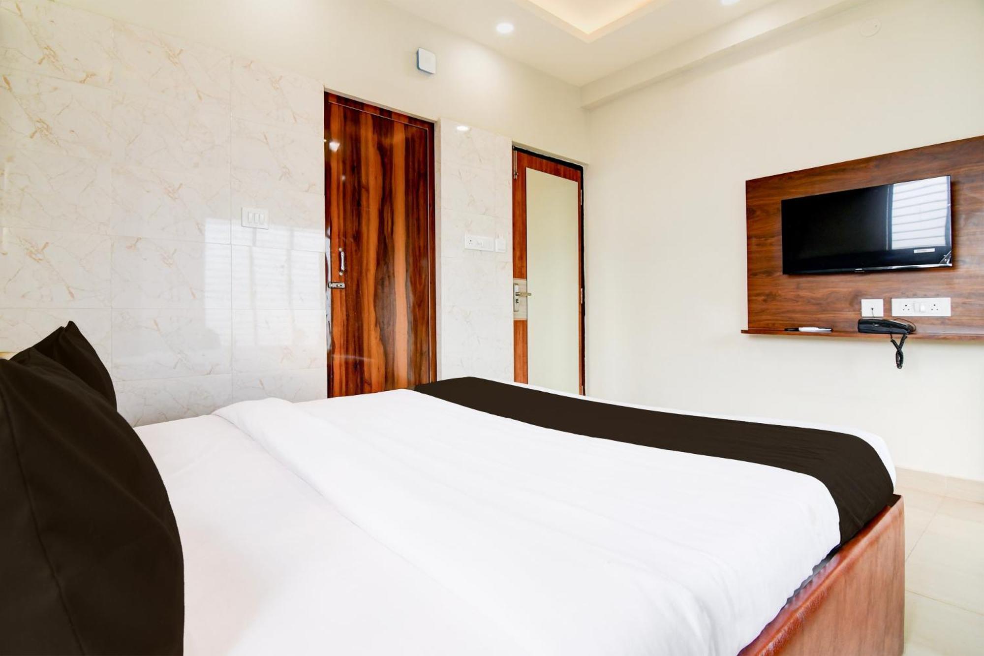 Super Townhouse Kaikhali Near Airport Hotel Колката Екстериор снимка