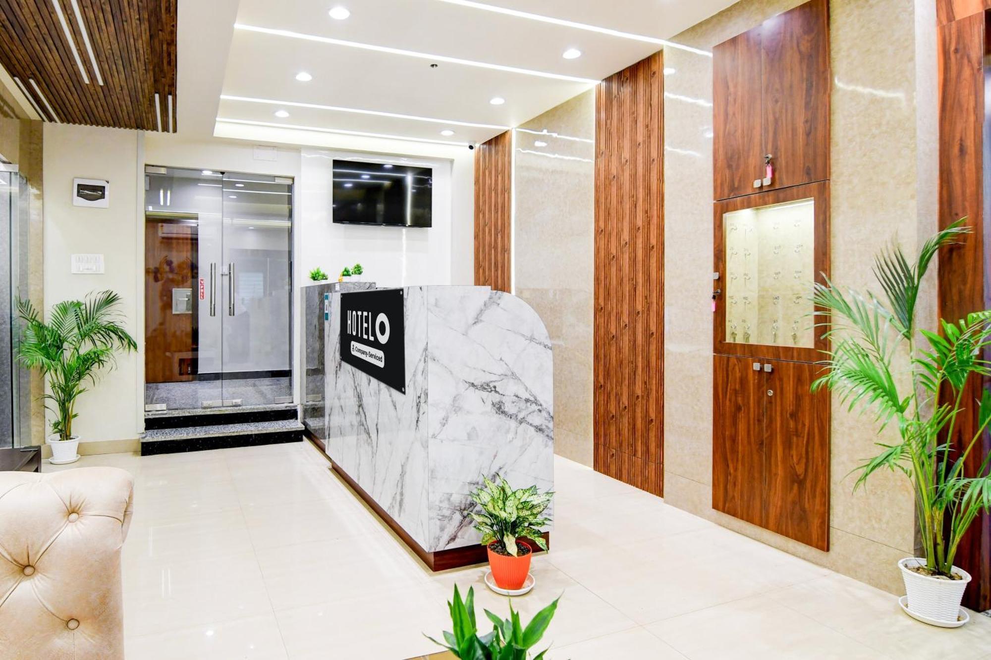 Super Townhouse Kaikhali Near Airport Hotel Колката Екстериор снимка