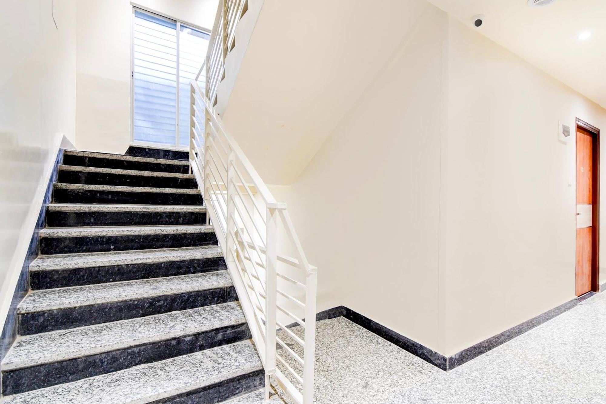 Super Townhouse Kaikhali Near Airport Hotel Колката Екстериор снимка