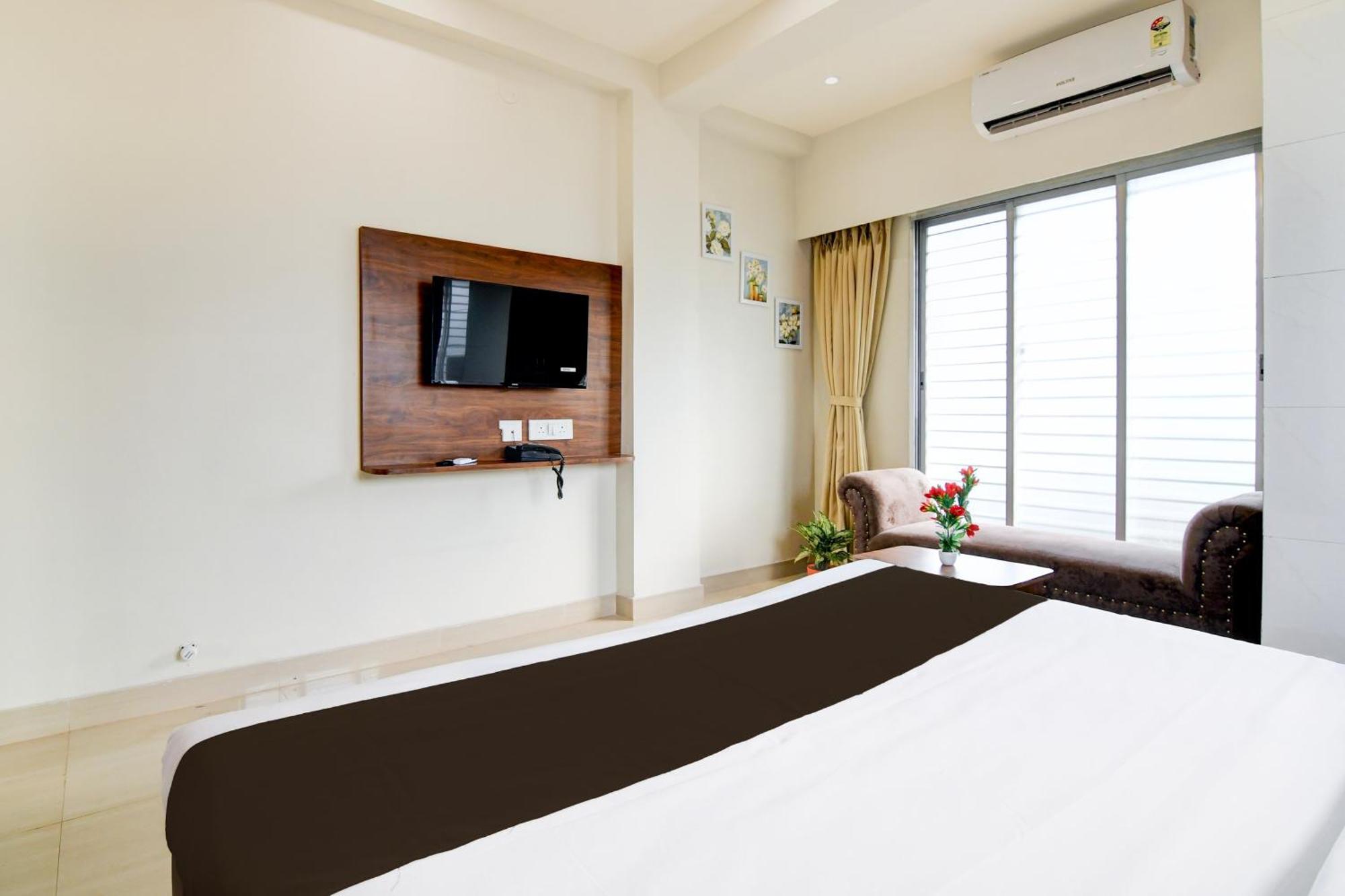 Super Townhouse Kaikhali Near Airport Hotel Колката Екстериор снимка