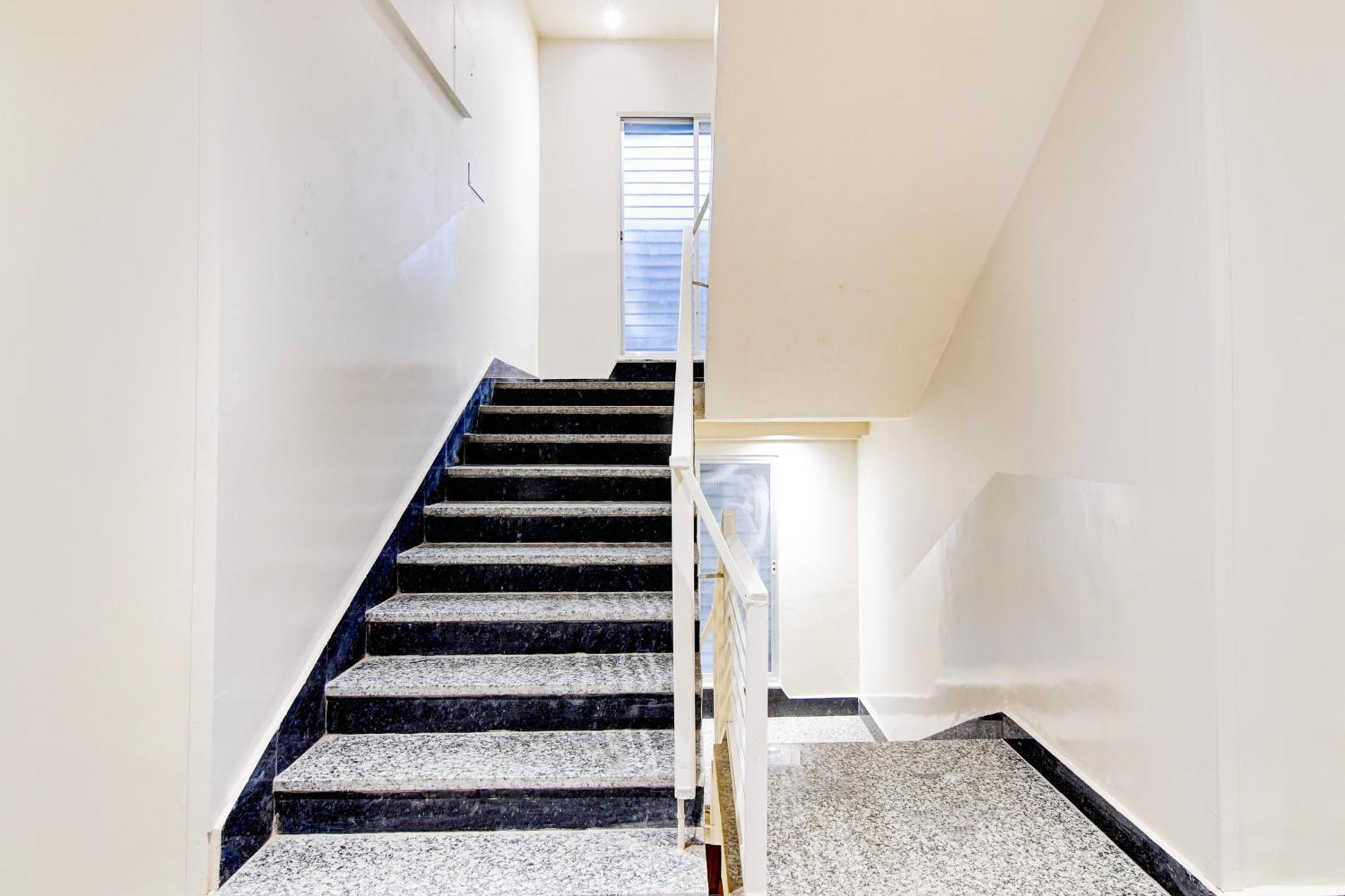Super Townhouse Kaikhali Near Airport Hotel Колката Екстериор снимка