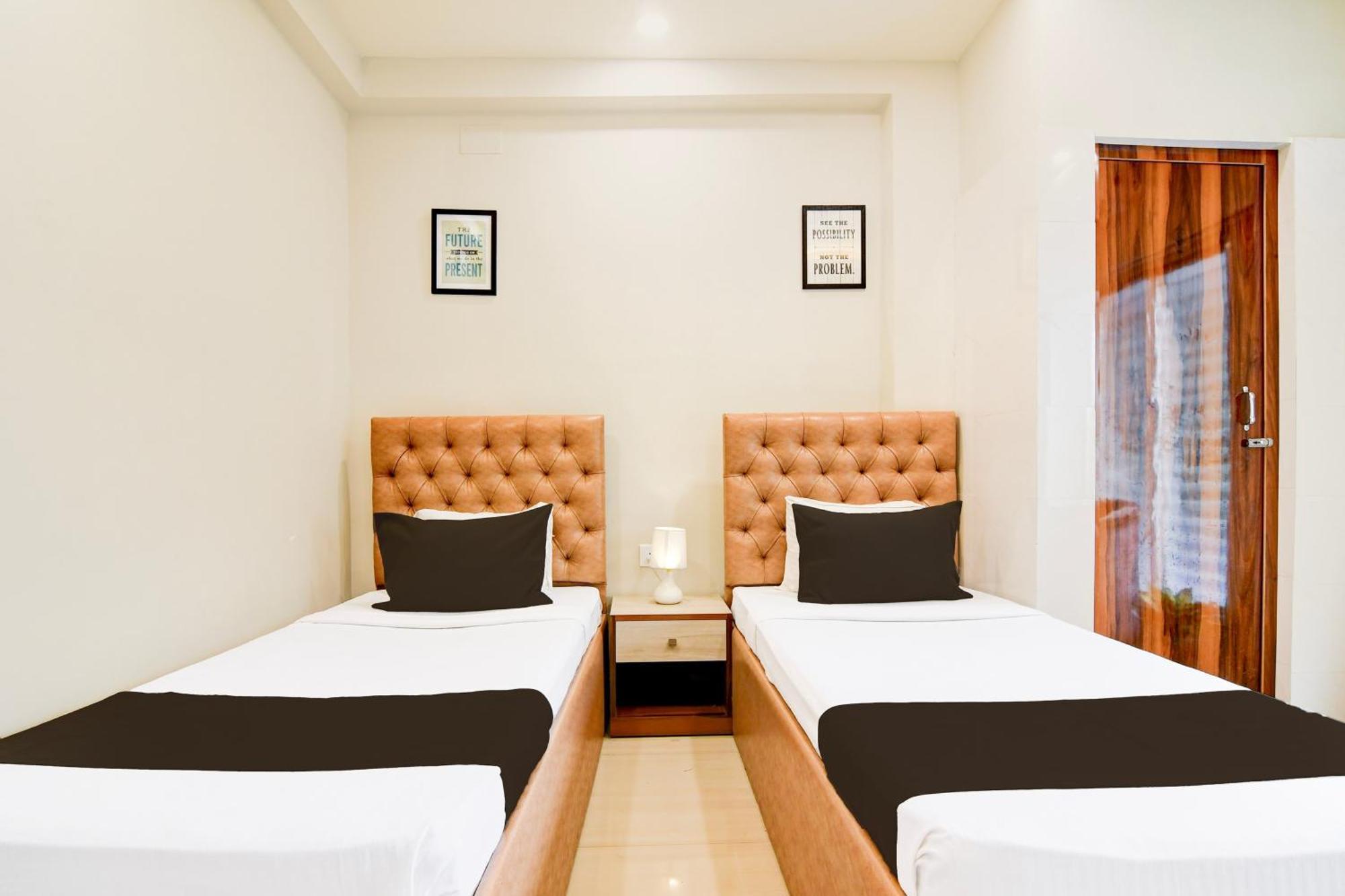 Super Townhouse Kaikhali Near Airport Hotel Колката Екстериор снимка