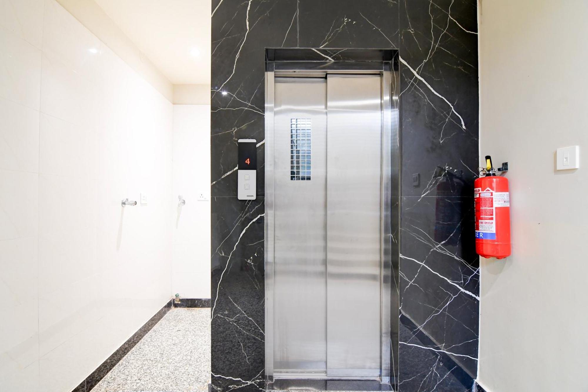Super Townhouse Kaikhali Near Airport Hotel Колката Екстериор снимка