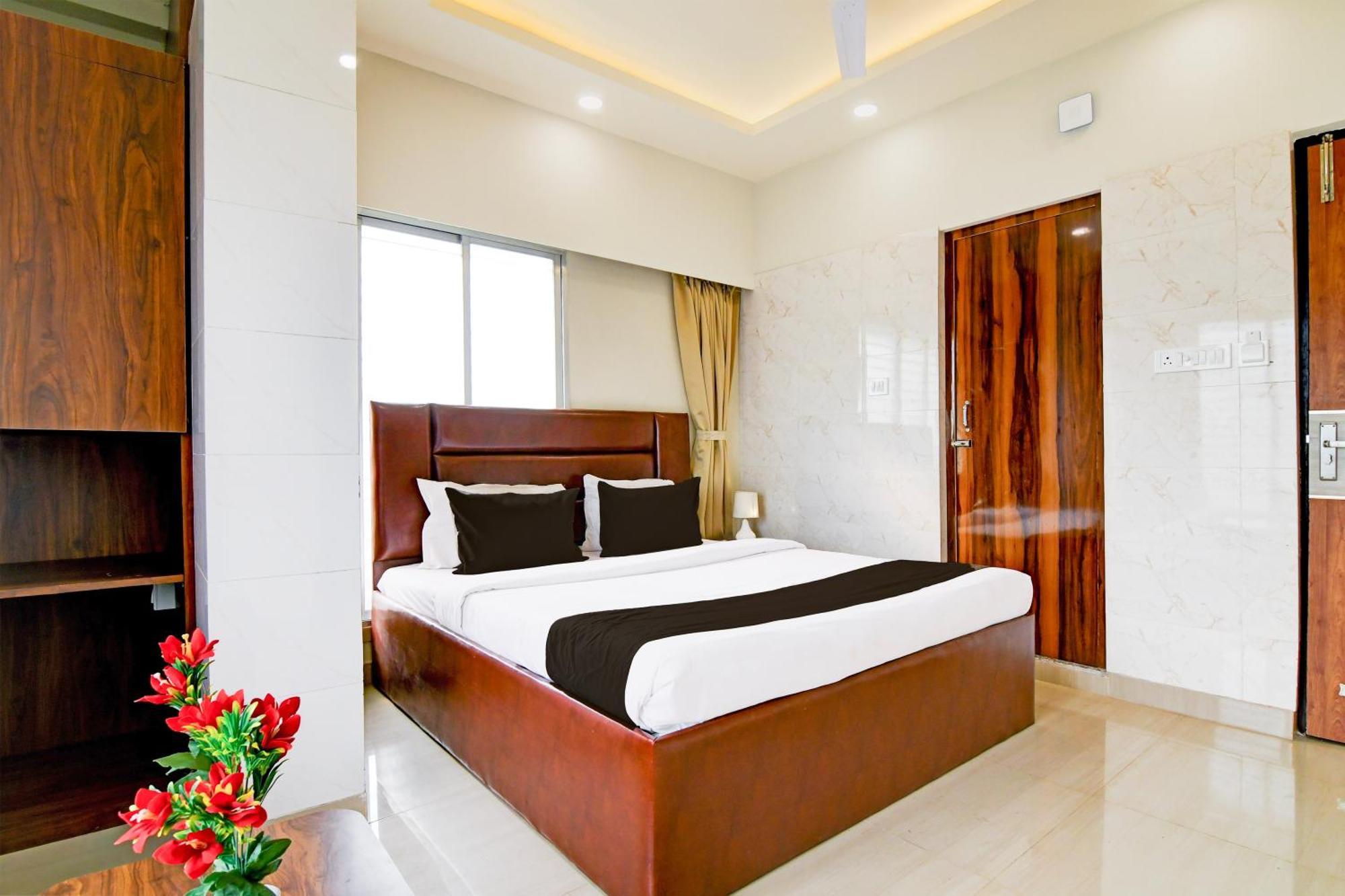 Super Townhouse Kaikhali Near Airport Hotel Колката Екстериор снимка