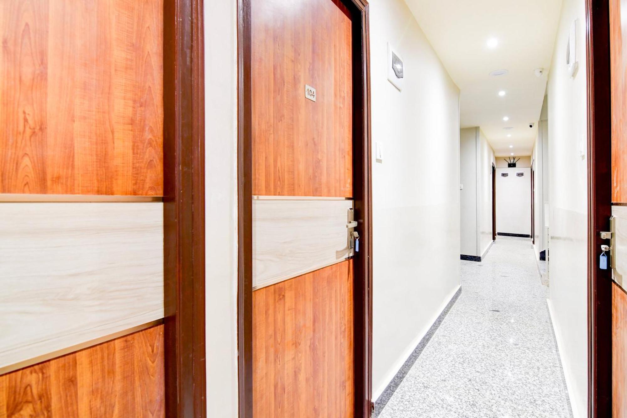 Super Townhouse Kaikhali Near Airport Hotel Колката Екстериор снимка